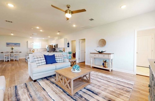 Crystal Beach Cabin | Charming 3-bedroom cabin near the beach with AC in Pleasant Bolivar Peninsula