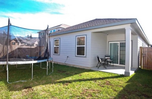 New Caney House | Charming 3-Bedroom 2 Full bath home with Wifi and AC in New Caney, Texas
