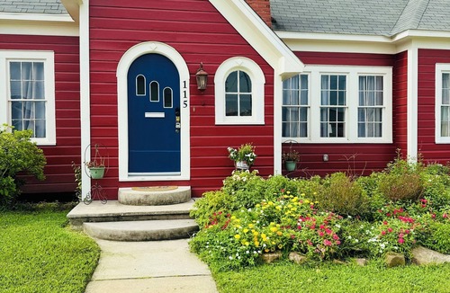 Sulphur Cottage | Charming 3-bedroom cottage in Downtown Sulphur