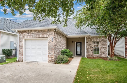 Covington House | Charming 3-bedroom GATED Garden Home with POOL