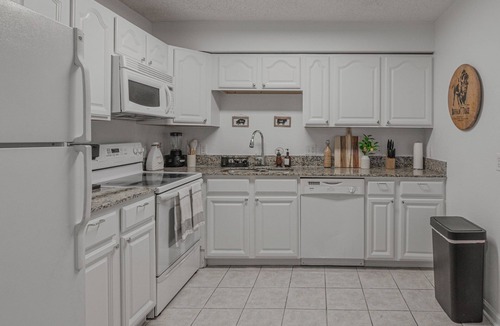 Highlands - Perkins Condo | Charming 3-bedroom condo with pool in Baton Rouge by LSU