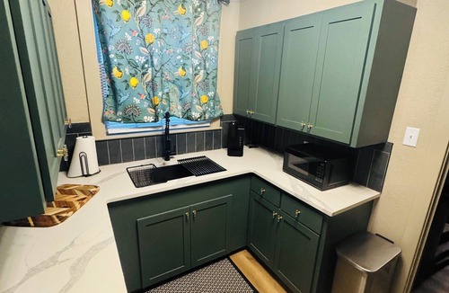 East Camden House | Charming 3-bedroom house w/WiFi, close to Highland Industrial Park- East Camden