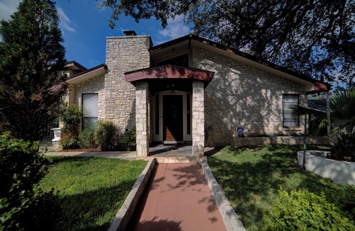 Leon Valley House | Charming 3-bedroom home in San Antonio with AC, Fast WiFi, Pet Friendly.