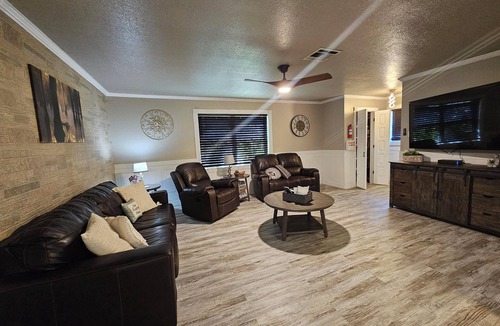 West Monroe House | Charming 3-bedroom,2 bath house, Wifi, outdoor space, grills, washer and dryer