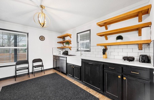 Elmo House | Charming 3-bedroom country house in lovely Wills Point with WiFi, AC
