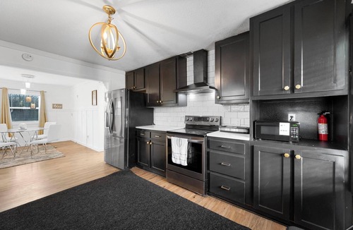 Elmo House | Charming 3-bedroom country house in lovely Wills Point with WiFi, AC