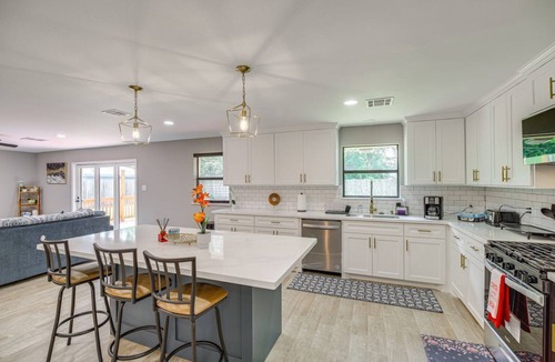 Westbury House | Charming 4-bedroom 2.5 Bath one level house with garage 7 miles from NRG stadium