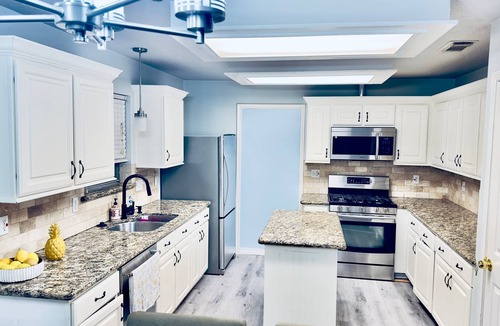 Clodine House | Charming 4-bedroom bungalow with fitness threadmill, and AC in Sugar Land