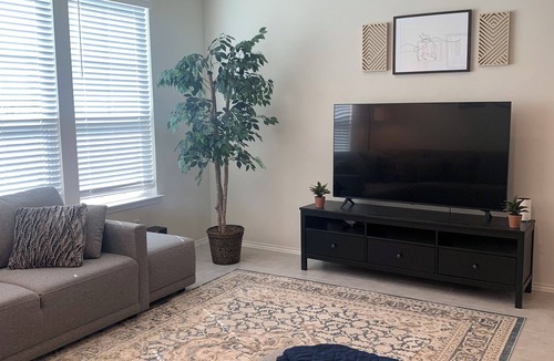 Schertz House | Charming 4-bedroom house with theater room, pool table, poker table, and bar.