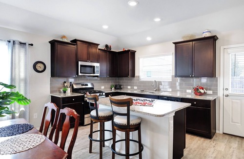 West San Antonio House | Charming 4-bedroom house with AC and WiFi in delightful San Antonio.