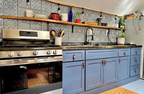 Govalle Cottage | Charming Back House . Free Bikes . Tesla Charger