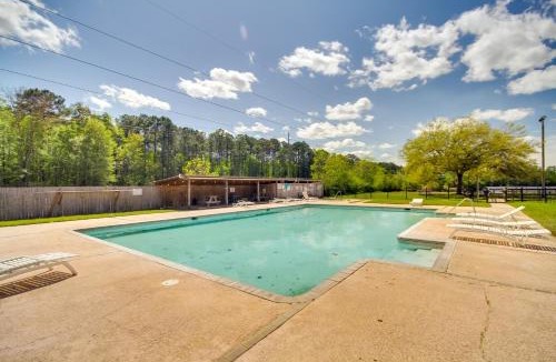 Biloxi Apartment | Charming Biloxi Studio w/Community Pool & Lake!