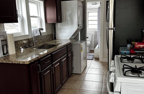 Kenner - Louis Armstrong International Airport Cottage | Charming cottage in Metairie with AC and WiFi. Enjoy your stay
