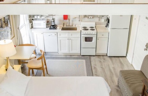 Audubon House | Charming Cottage with an Ergonomic Bed
