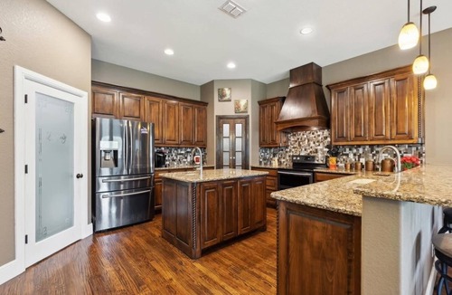 Johnson County House | Charming country mansion for a nice peaceful getaway