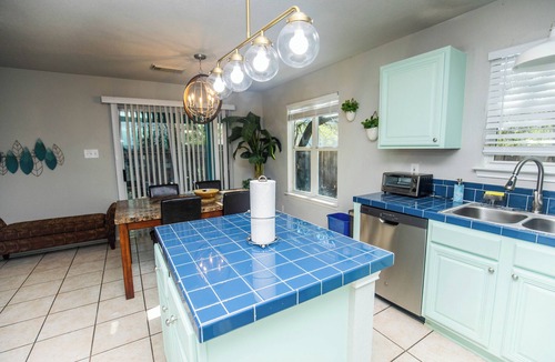 Wetmore House | Charming Cozy 3-bedroom house UTSA/6 Flags/Riverwalk/SeaWorld in San Antonio