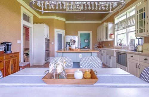 Crockett House | Charming Farmhouse on 11 acres