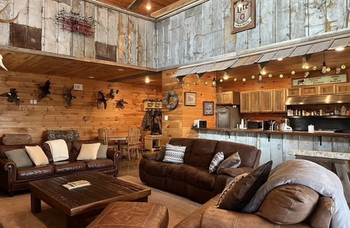Wright House | Charming farmhouse with 7 bedrooms and WiFi, AC in beautiful England.