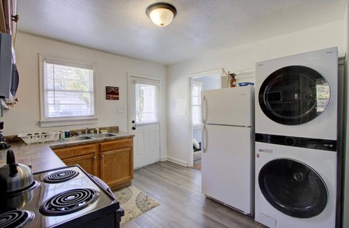 Midtown Apartment | Charming Flat | Walk to Overton | Free Parking