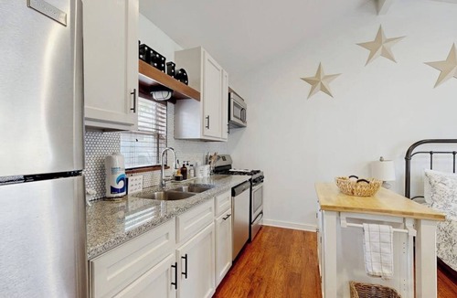 Hancock House | Charming guesthouse with full kitchen, private entrance & fenced patio