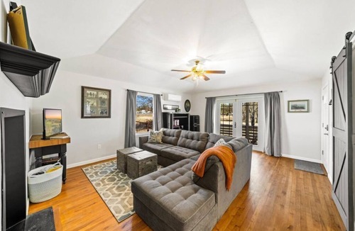 Harper House | Charming, Hill Country Small-town Suite, Centrally located.