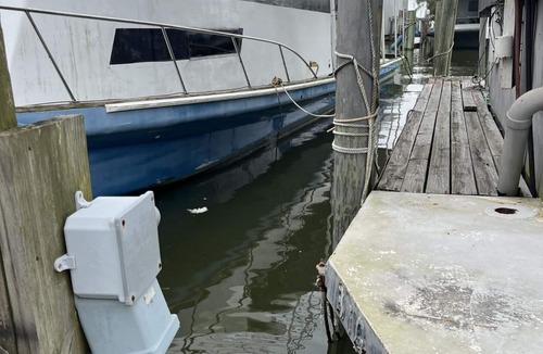 Venice Boat Rental | Charming house boat with 2 bedrooms, sleeps 8, SAT TV in Venice Marina