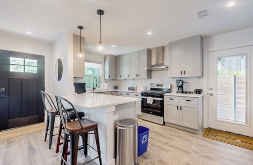 North University House | Charming house with Internet in Central Austin near local attractions