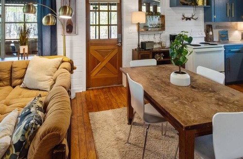 Mooringsport House | Charming Ivy Street House with porch swing