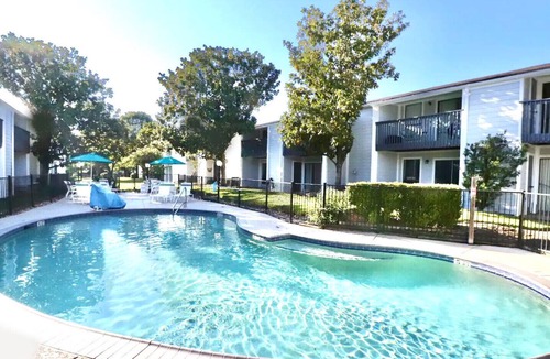 Walden on Lake Conroe Condo | Charming, King Bed, Golf, Pool, Lake, Cozy, Quiet Condo, Ideal for Longer Stays!
