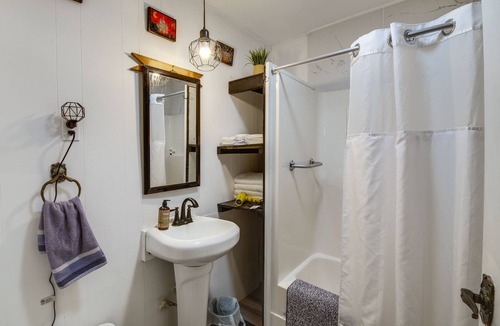 Roxie Cottage | Charming Natchez Cottage w/ Sunroom!