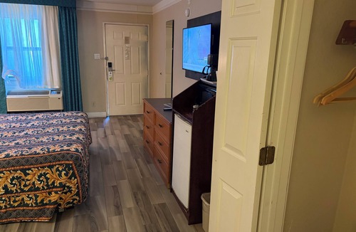 Clodine Hotel | Charming Non-Smoking King Bedroom in Lovely Houston with AC