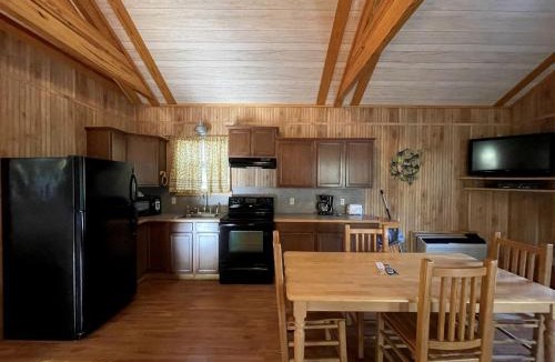 Zwolle House | Charming Pondview Cabin with Resort Amenities near Zwolle, Louisiana