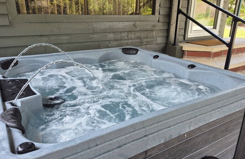 Valley Mills Cottage | Charming Private Cottage with Hot Tub in Valley Mills