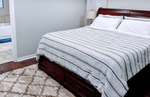 Shreveport House | Charming, Quiet, South Shreveport Retreat King Bed