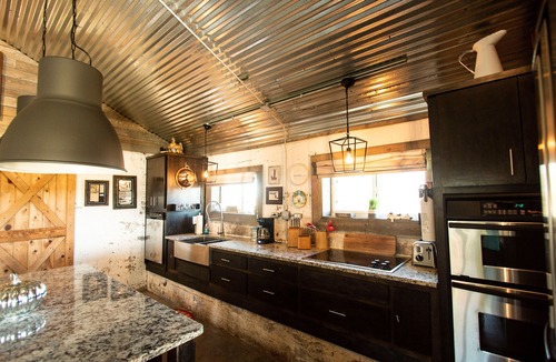 Weatherford House | CHARMING renovated barn with swimming pool & hot tub!
