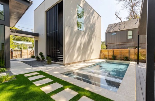 Govalle House | Charming Retreat in Govalle – Private Pool, Spa, and Outdoor Oasis!