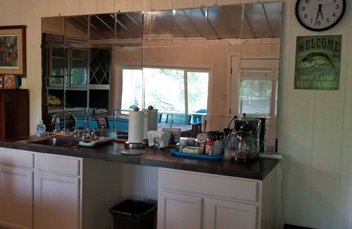Elmaton House | Charming Riverside Home w/Deck and Fishing. 15 minutes to STP and Bechtel.