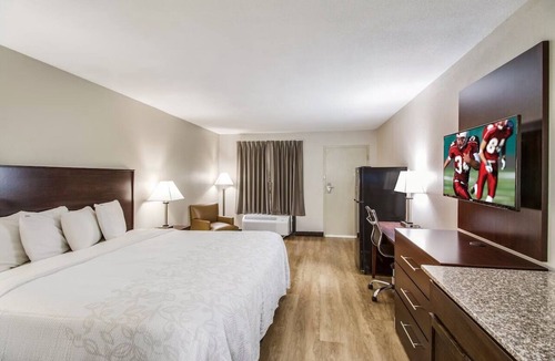 Addison Hotel | Charming Room with Outdoor Pool & Free Parking - Relaxing Stay