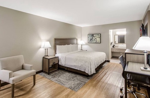 Addison Hotel | Charming Room with Outdoor Pool & Free Parking - Relaxing Stay