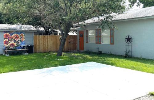 Rowlett House | Charming Rowlett Guest Cottage Walk Downtown