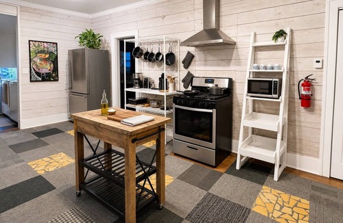 Alta Vista House | Charming screened porch hang-out, quiet locale 10-min to downtown. Pet Friendly!