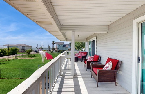 San Leon House | Charming seaside house w/Galveston Bay bay views, fenced yard - Dog Friendly