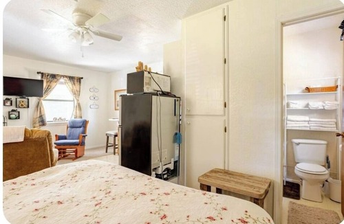 Connerville Other | Charming studio in Mannsville OK, w/Starlink internet & cozy queen bed.