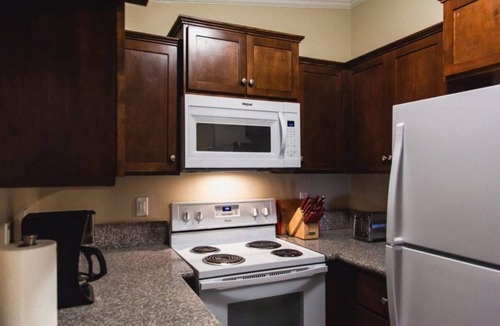 Lake Jackson Apartment | Charming Studio near Surfside, washer/dryer, game room, gym, grills, onsite bar