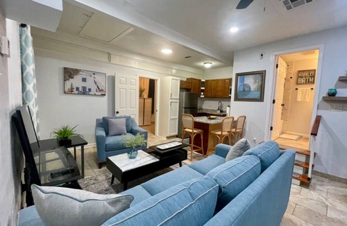 Behrman Apartment | Charming Two Bedrooms Apartment by Downtown