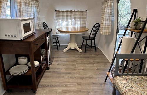 Mineral Wells House | Charming Vintage Airstream with Covered Patio near Mineral Wells, Texas