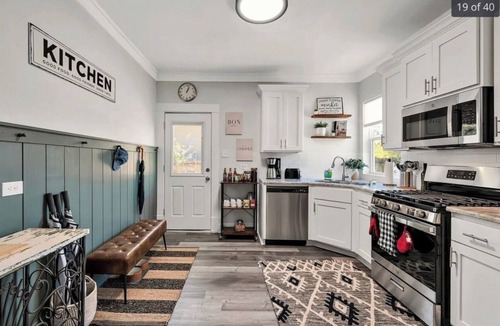 Dean Highland House | Charming Waco Oasis + hot tub - 8 mins to Baylor & Magnolia