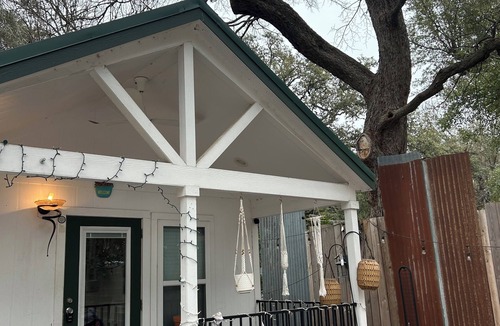 San Marcos Cottage | Charming White 1-bedroom cottage with loft Dog friendly w room service!