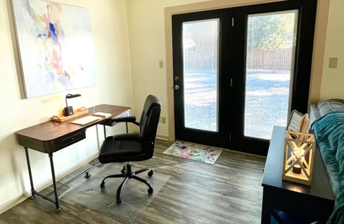 Port Neches House | Cheerful Watercolors in 2BR Cottage