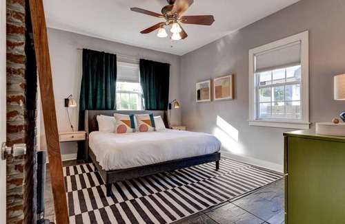 West Riverside House | Chef's kitchen & clawfoot tub near French Quarter